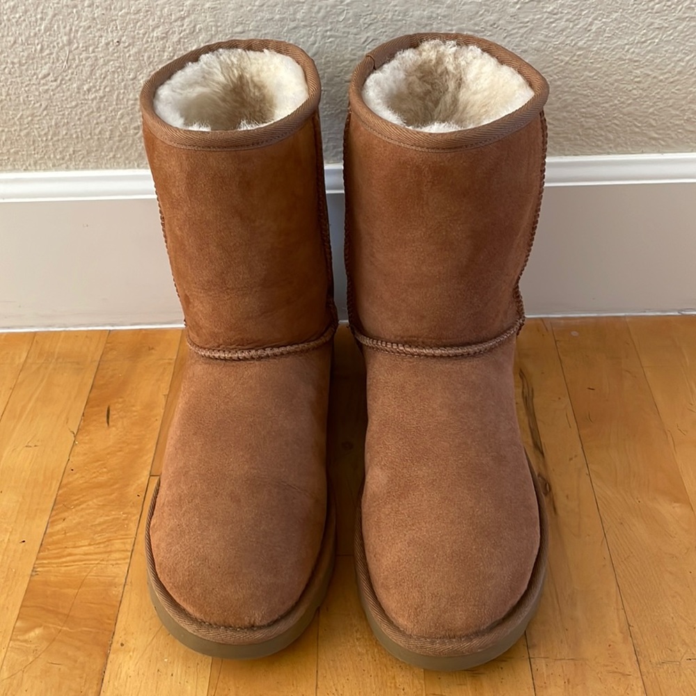 UGG Women's Size 9 Classic
Short Il Boot Chestnut brown